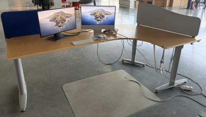 Skrivbord höj och sänkbart med högersväng